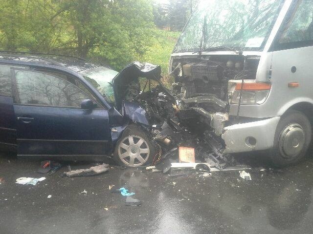 Grzegorzowice Wielkie. Czołowe zderzenie auta osobowego z busem. Dwie osoby nie żyją