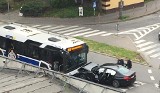 Wypadek w Krakowie. Czołowe zderzenie autobusu MPK i osobówki