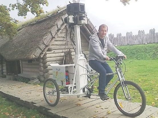 Do skansenu nie mógł wjechać samochód, dlatego do zrobienia zdjęć wykorzystano rower