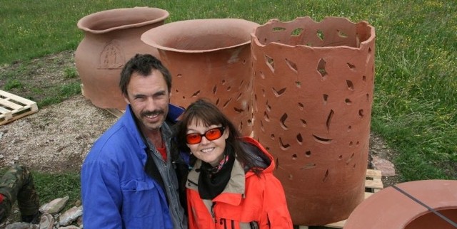 Ewa Skowerska i Mariusz Kosmalski na tle wielkich dzbanów.