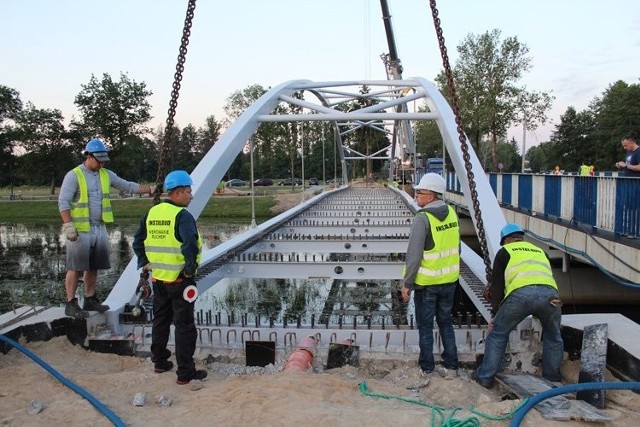 Tak wyglądała operacja ustawiania przęsła kładki rowerowej nad rzeką Supraśl w Wasilkowie. Konstrukcja waży - bagatela - 40 ton!