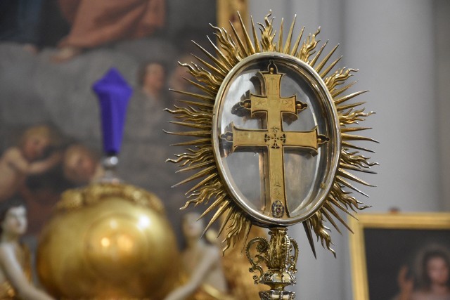 Cząstki najcenniejszego krzyża -  Drzewa Krzyża Świętego - skrywane są w świętokrzyskiej staurotece w Sanktuarium na Świętym Krzyżu. My zachęcamy do wysyłania swoich domowych krzyży i ich adoracji w Wielki Piątek.