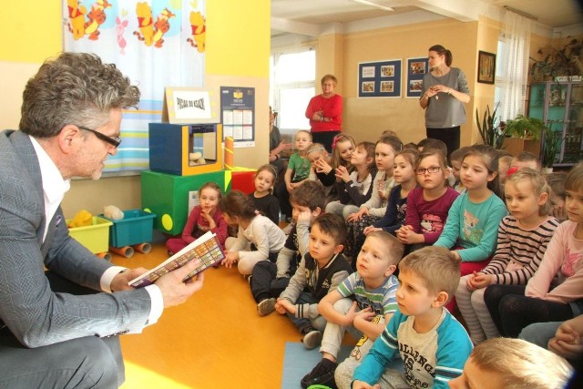 Senator Krzysztof Słoń czyta bajkę przedszkolakom z Przedszkola Samorządowego numer 40 w Kielcach.