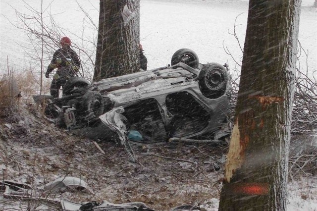 Toyota uderzyła w betonowy przepust, potem w drzewo i dachowała.