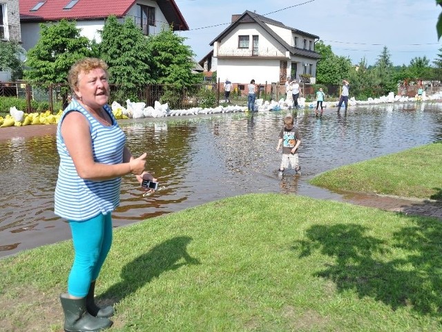 - Co to za odwodnienie, co za projektanci?! &#8211; denerwowała się Anna Dębicka, mieszkająca przy ulicy Słonecznej w Skarżysku-Kamiennej, pokazując na zalany odcinek drogi.