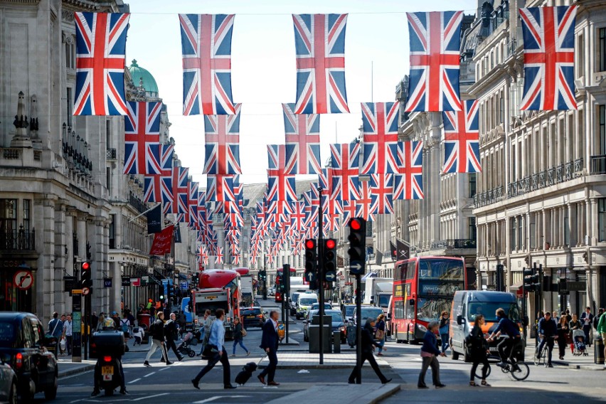 Regent Street w Londynie przystrojona w brytyjskie flagi z...