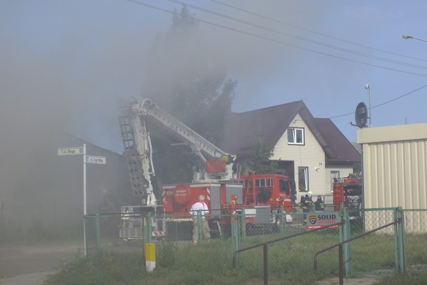 Ogień wybuchł na poddaszu. Strażacy szybko opanowali pożar.