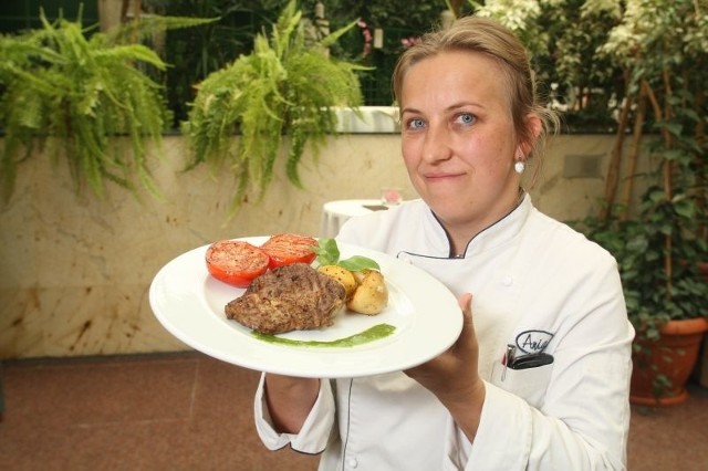 - Karczek, dojrzałe pomidory i ziemniaki to łatwo dostępne składniki, z których przygotujemy smaczny i pożywny obiad. Smak dania podkreśli aromatyczne szpinakowe pesto, które z łatwością przygotujemy w domu - mówi Anna Kowalska, szef kuchni w restauracji Patio w Kielcach.