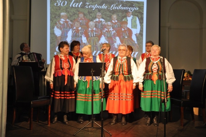 Zespół "Rogowianka" świętował 30-lecie. Były życzenia, piosenki i urodzinowy tort