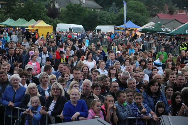 Wakacje mieszkańcy powiatu lipnowskiego powitali w Kikole na Festiwalu Piosenki Ranczerskiej. Zagrał Pectus i Mateusz Ziółko. Na scenie wystąpili także lokalni artyści, były regionalne potrawy przygotowane przez KGW i szereg atrakcji dla dużych i małych. Więcej w "Tygodniku Lipnowskim".INFO Z POLSKI - przegląd najciekawszych informacji ostatnich dni w kraju - 22 czerwca 2017.