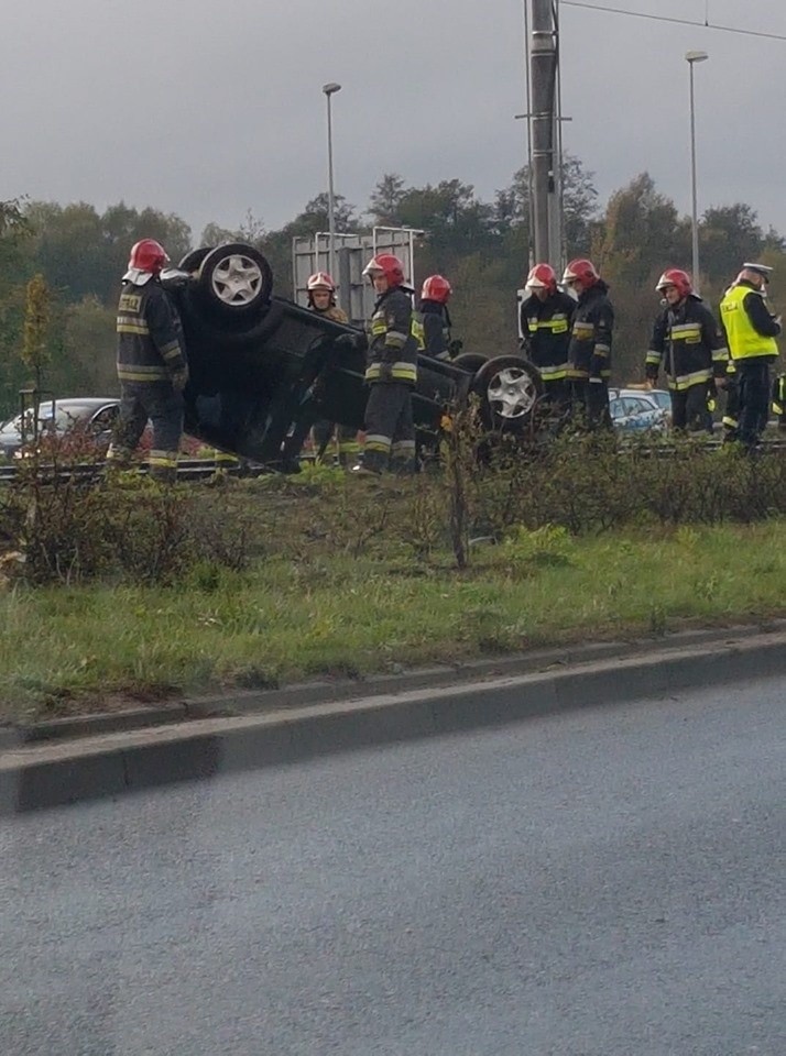 Samochód osobowy dachował na Basenie Górniczym, kolejny na Szosie Stargardzkiej 