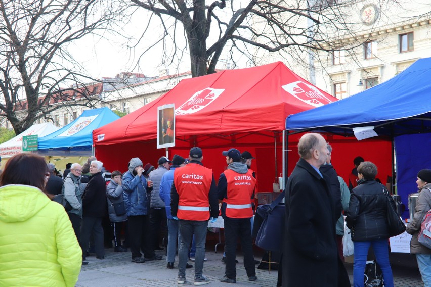 Posiłki dla ubogich przy katedrze z udziałem abp. Grzegorza Rysia