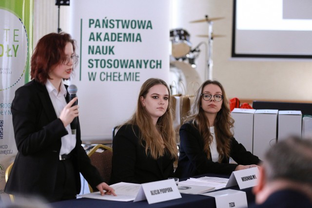 Młodzież I LO w Chełmie podczas debaty wykazała się talentem oratorskim, zręcznością w toczeniu sporu przed publicznością oraz wysokim przygotowaniem merytorycznym. Fot.