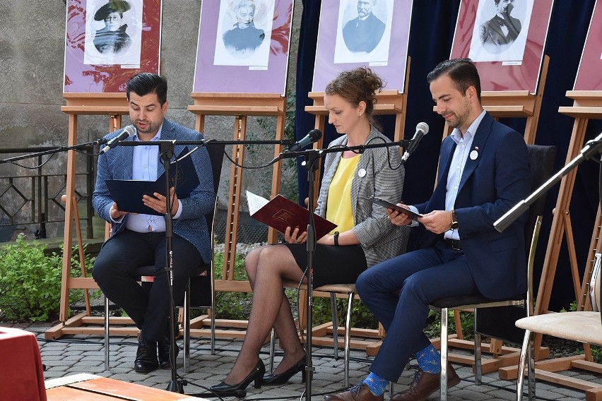 Na skwerku obok miejskiej biblioteki w Gorlicach trwa Narodowe Czytanie. To ósme już spotkanie pod patronatem Pary Prezydenckiej 