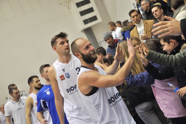 Koszykarze Biofarmu Basket po meczu z AZS Politechniką Opolską podziękowali swoim kibicom w hali CityZen za gorący doping