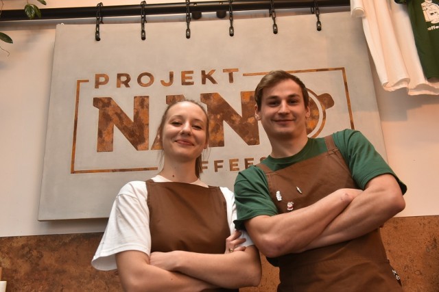 Kamila Adamiec-Karandyszewska, Ola Drzewiecka i Andrzej Ovodok, młodziutki barista rodem z Białorusi - już dziś po mistrzowsku serwują kawę w kawiarni "Projekt Nano" w Toruniu. Ale sięgają po więcej w ogólnopolskiej rywalizacji! Na zdjęciach: Kamila i Andrzej wspólnie oraz Ola samodzielnie.