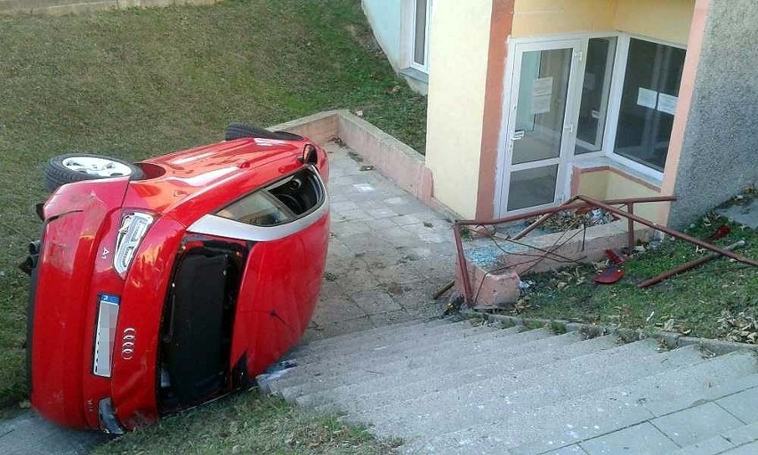 Audi A1 spadło ze skarpy w Kaliszu