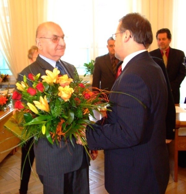 Burmistrz Tadeusz Goc (z prawej) podziękował swojemu zastępcy za 6 lat pracy.
