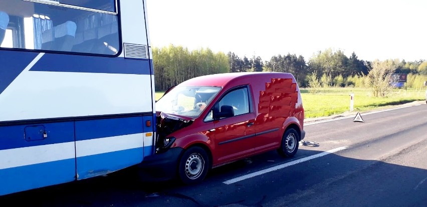 Zderzenie w Dąbrowach, pow. szczycieński, 10.05.2021. Jednym z uczestników kierowca autobusu z pow. ostrołęckiego. Zdjęcia