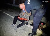 Policjanci z Pszczyny udzielili pierwszej pomocy mieszkańcowi Kobióra. Mężczyzna przewrócił się i poważnie zranił