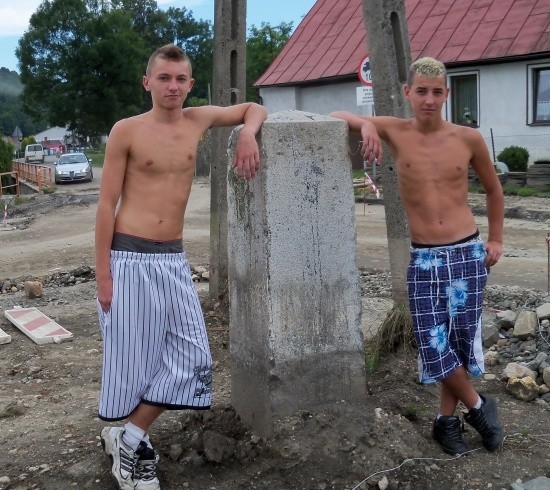 Sebastian Nykiel i Mateusz Łacny, młodzi mieszkańcy Jarnołtówka, dopiero niedawno zwrócili uwagę na nietypowy kamień. Teraz popierają wniosek, by pozostał on na swoim miejscu.