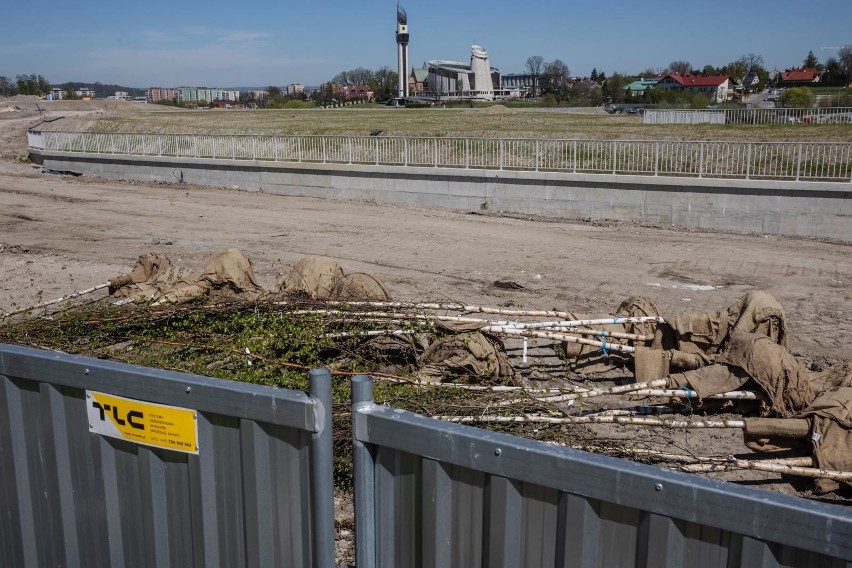 Kraków. Pandemia opóźnia budowę Trasy Łagiewnickiej. Nad tunelem między sanktuariami powstanie park [ZDJĘCIA, WIZUALIZACJE]