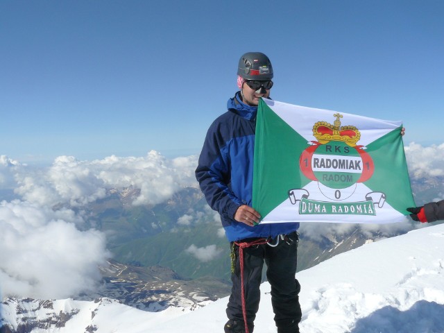 Karol Adamski, alpinista i kibic Radomiaka zawsze zabiera ze sobą na górskie szczyty flagę zielonych.Na zdjęciu na jednym z najwyższych szczytów Kaukazu - góra Kazbek (Gruzja, 5 033 m. n.p.m.)