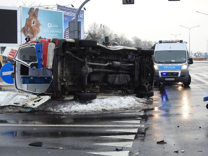 Białystok. Wypadek karetki na ul. Waszyngtona. Uderzyły w nią dwa samochody. Trzy osoby ranne (zdjęcia) 