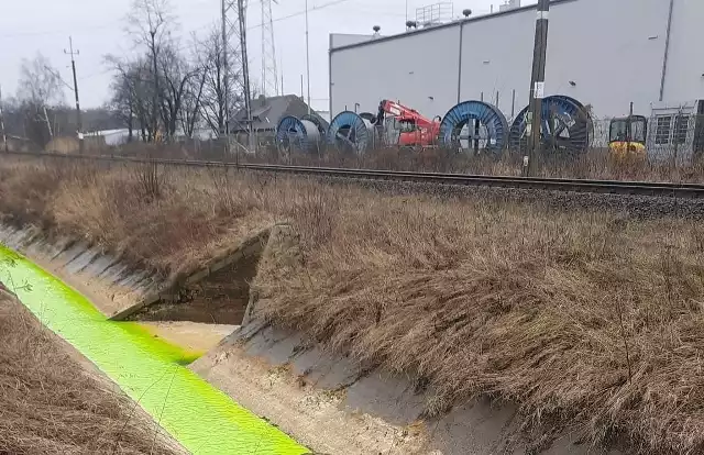Zielona woda w Siechnicach zaniepokoiła mieszkańców. Strumień płynie koło elektrociepłowni.
