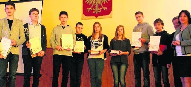 Laureaci turnieju z gimnazjów z wicestarostą włoszczowskim Zbigniewem Krzyśkiem i dyrektor liceum "Sikorskiego" Bożeną Kaczor.