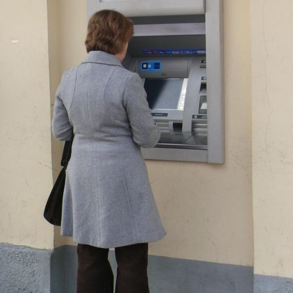 Policjanci apelują, aby w momencie wybierania pieniędzy z bankomatów zachować Szczególną czujność.