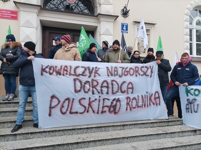 Aktualizacja. Agrounia okupowała urząd wojewódzki. "Polska zalewana jest tanią kukurydzą, rzepakiem i pszenicą z Ukrainy"