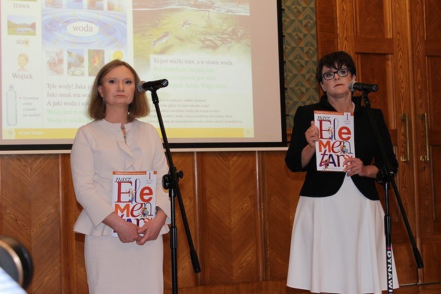 Autorka podręcznika "Nasz elementarz", Maria Lorek (po lewej) i minister edukacji narodowej Joanna Kluzik-Rostkowska.