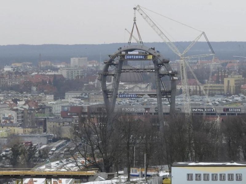 Ostatni element pylonu zawisł na moście Trasy Uniwersyteckiej w Bydgoszczy [zdjęcia]