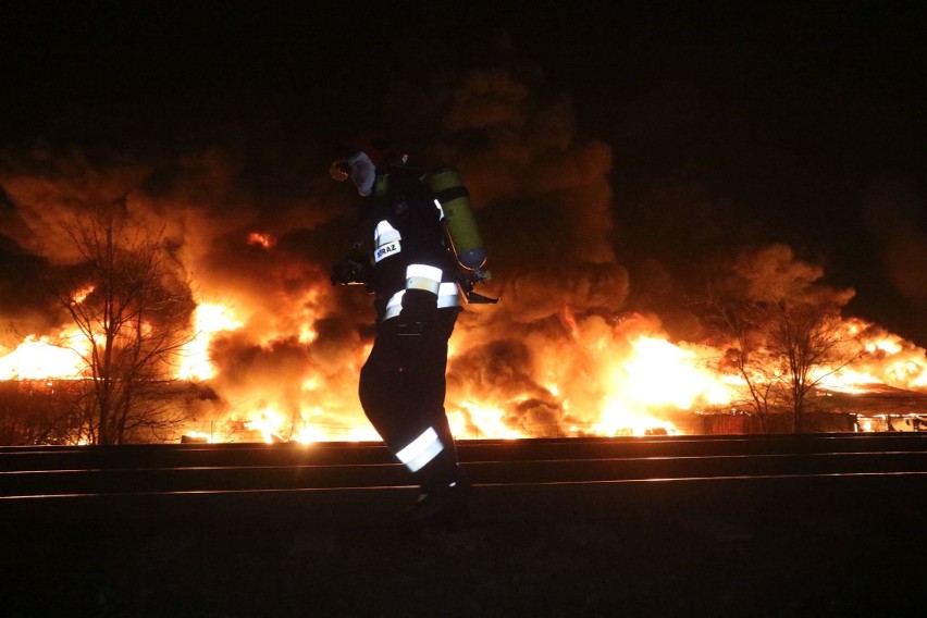 Ogromny pożar na terenie składu materiałów budowlanych MB 03...