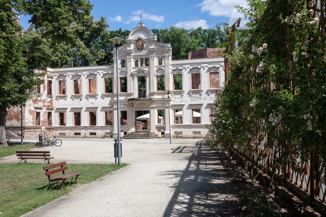 Jeśli wasze plany weekendowe wydają się nudne, bo wciąż jeździcie w te same miejsca, powinniście odwiedzić żmigrodzki zespół pałacowo parkowy. Na miejscu zwiedzicie ruiny pałacu i basztę obronną z XVI wieku, popłyniecie kajakiem po rozlewiskach, a nawet dojedziecie drogą rowerową do Milicza.Zobacz na kolejnych slajdach propozycję na weekendowy wypad za miasto - posługuj się myszką, klawiszami strzałek na klawiaturze lub gestami