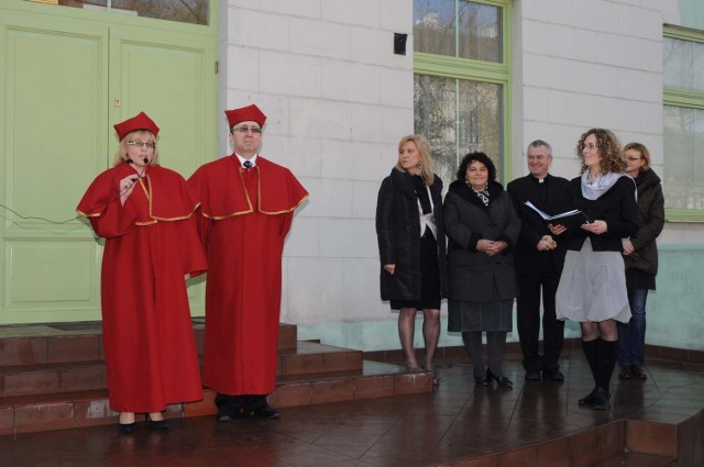 Gości powitała dyrektor "Kopernika&#8221;, Agnieszka Ścieglińska, ubrana, jak wszyscy, w podkreślającą wagę dnia czerwoną szkolną togę
