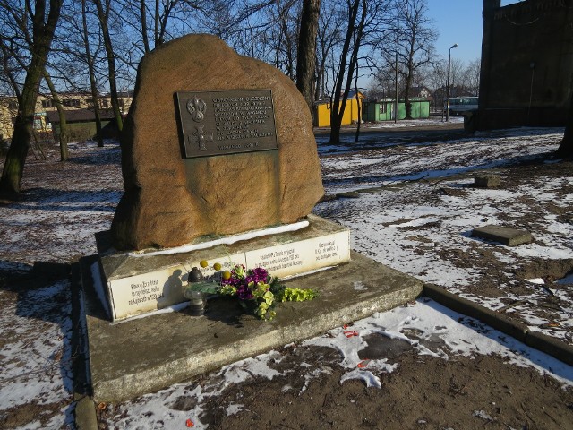W Zbrachlinie po stojącym tam samolocie został pusty plac, ze  skweru  przy stacji w Wagańcu zniknęły armaty. Pozostał obelisk