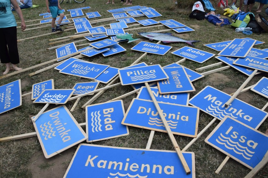 Na ciechocińskiej plaży protestowali wobec budowy zapory w Siarzewie [zdjęcia]