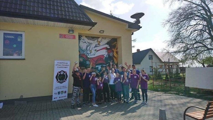 Oryginalny mural ozdobił bramę w budynku OSP w Busównie (ZDJĘCIA)