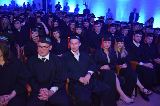 W auli Uniwersytetu Zielonogórskiego 89 absolwentów odebrało dyplomy ukończenia sześcioletnich studiów medycznych. Towarzyszyły im rodziny i przyjaciele, a także wykładowcy, lekarze...