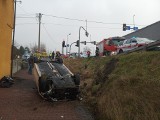 Wypadek w Chełmku. Zderzyły się trzy samochody osobowe. Jeden spadł ze skarpy i dachował