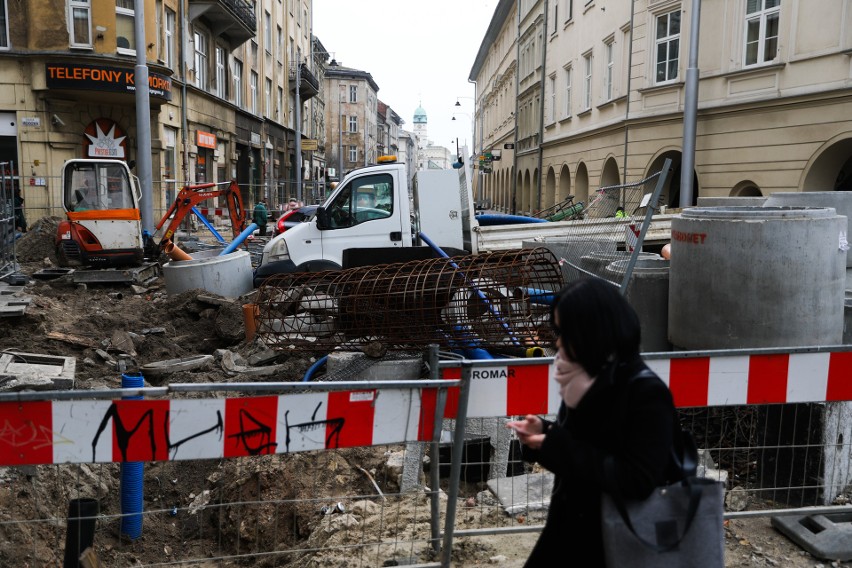 Kraków. Modernizacja ulicy Krakowskiej. Nie wiadomo, kiedy koniec. Szykują się kolejne utrudnienia [NOWE ZDJĘCIA]