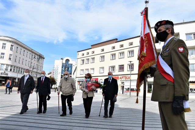 Uroczystość z okazji 75. rocznicy zakończenia II wojny światowej na pl. Wolności w Opolu.