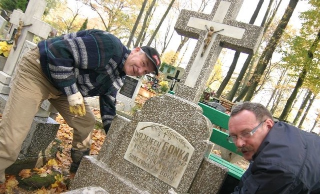 Zdzisław Gońka (z prawej) ze szwagrem Januszem Kisielem porządkuje grób ojca na starym cmentarzu.
