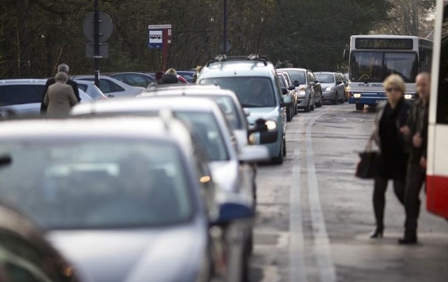 Ulicą Ofiar Firleja ruch odbywał się tylko prawym pasem. Lewy był zarezerwowany dla autobusów miejskich, co umożliwiało dojazd w okolice cmentarza bez stania w ogromnych korkach.