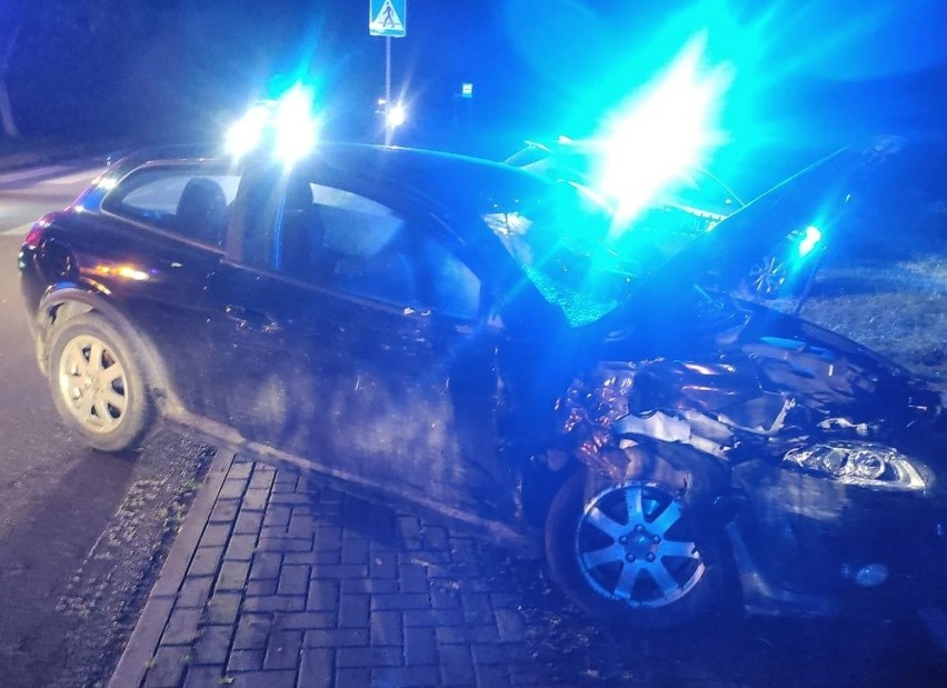 Powiat puławski: Pijany kierowca potrącił rowerzystę i wjechał w drzewo