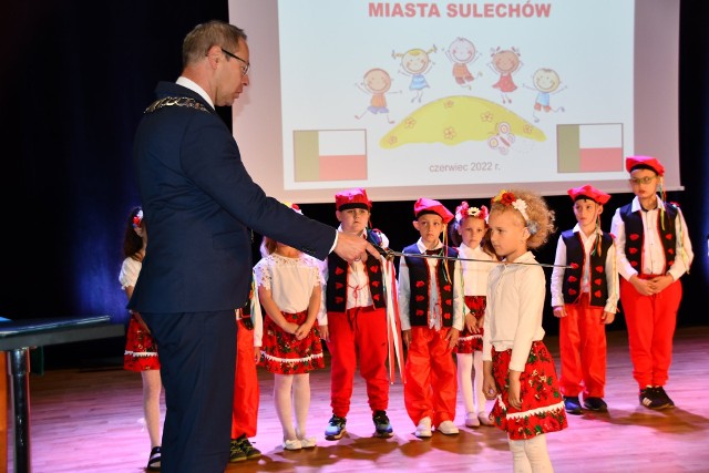 Uroczyste pasowania dzieci z miejskich przedszkoli na obywateli miasta Sulechów odbyło się w sali widowiskowej Sulechowskiego Domu Kultury.