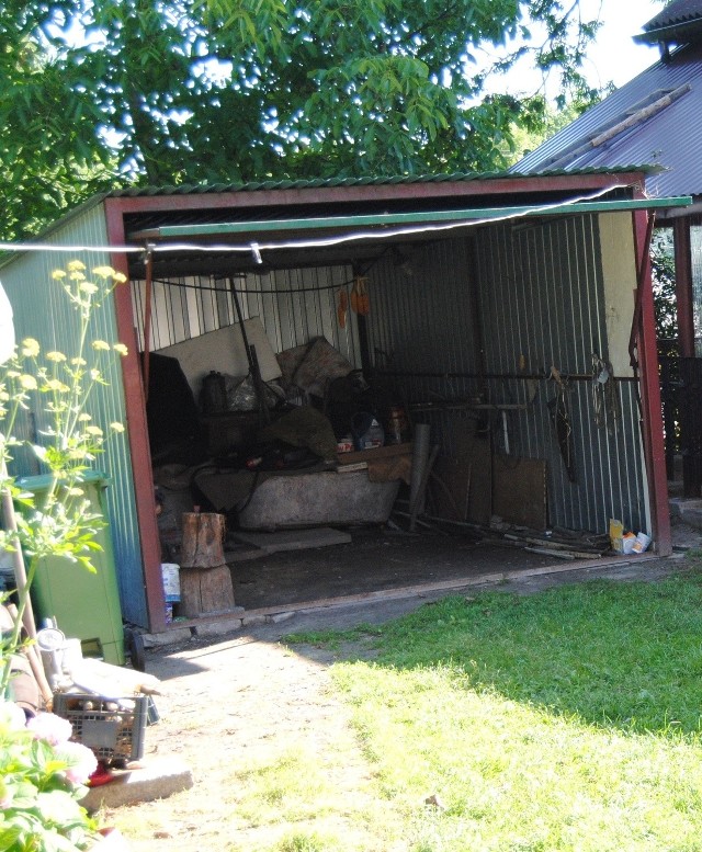 W tym garażu stojącym na podwórku w Płazie 79-letni Feliks D. prawdopodobnie zabił i oprawił swego psa