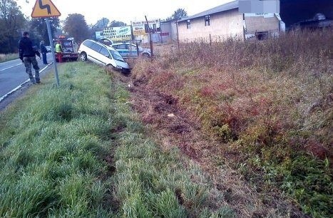 31-latek kierujący seatem, jadąc w kierunku Głuchołaz, nie dostosował prędkości do warunków na drodze, na zakręcie stracił panowanie nad autem i wjechał do rowu.